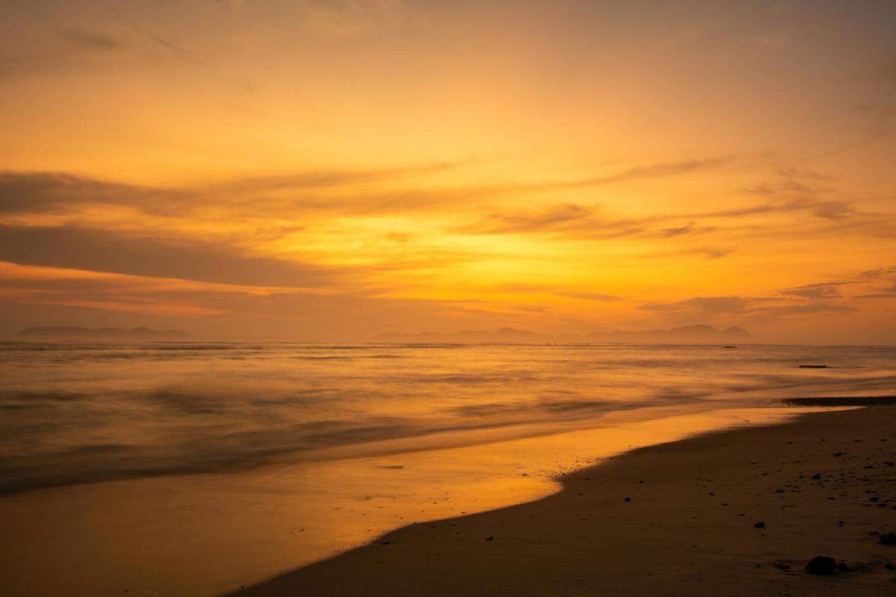Ocean Breeze Hotel Strand Buitenkant foto