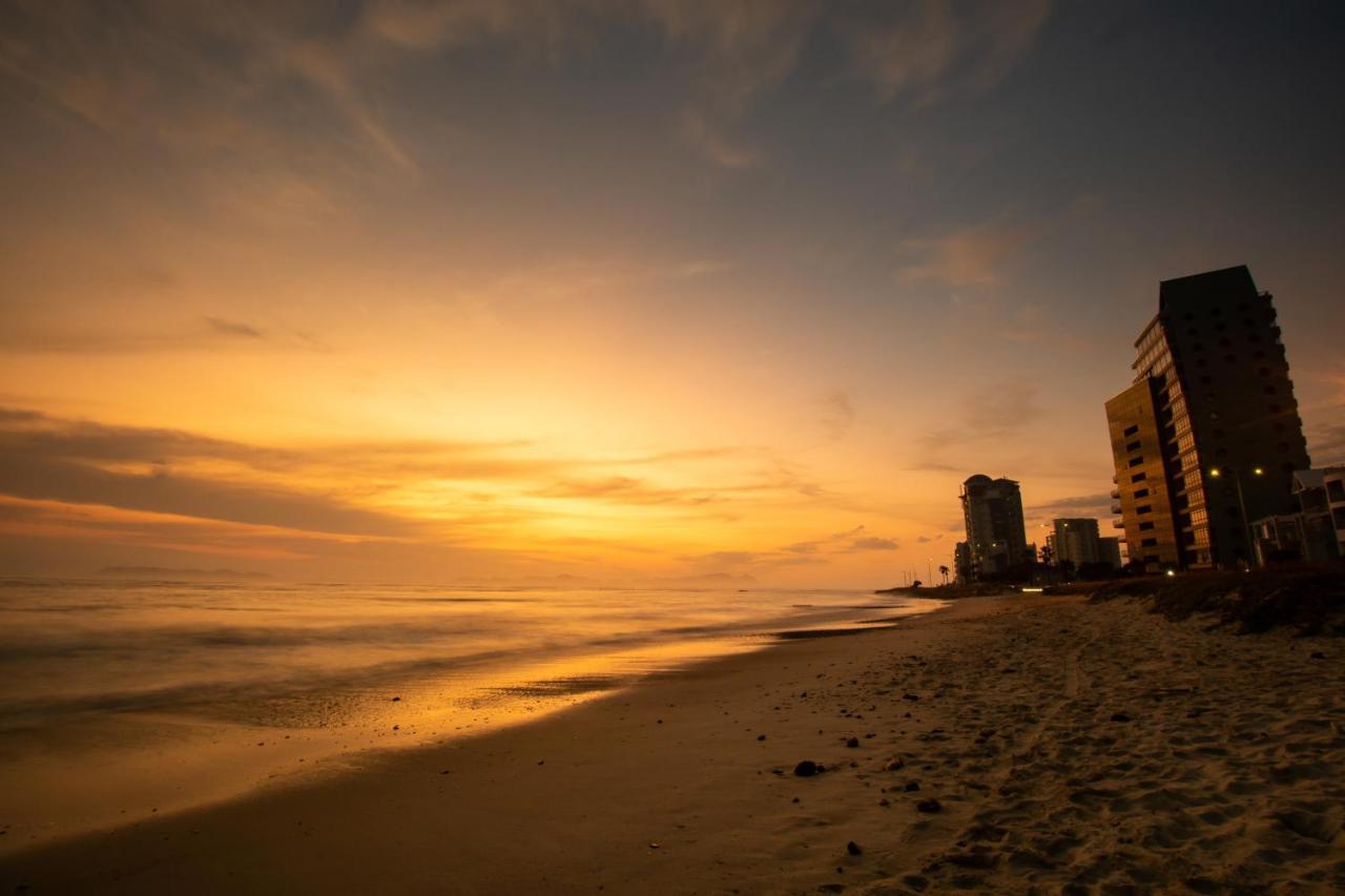 Ocean Breeze Hotel Strand Buitenkant foto