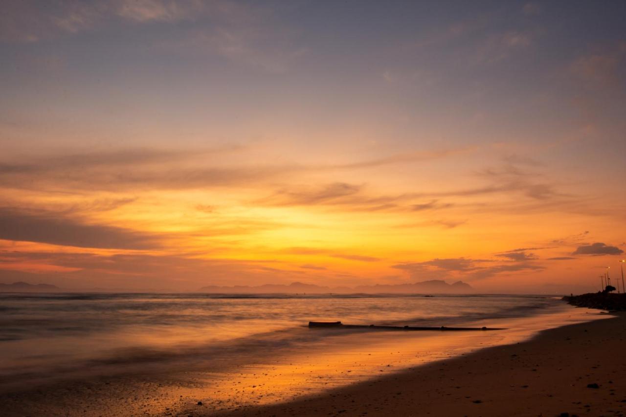 Ocean Breeze Hotel Strand Buitenkant foto