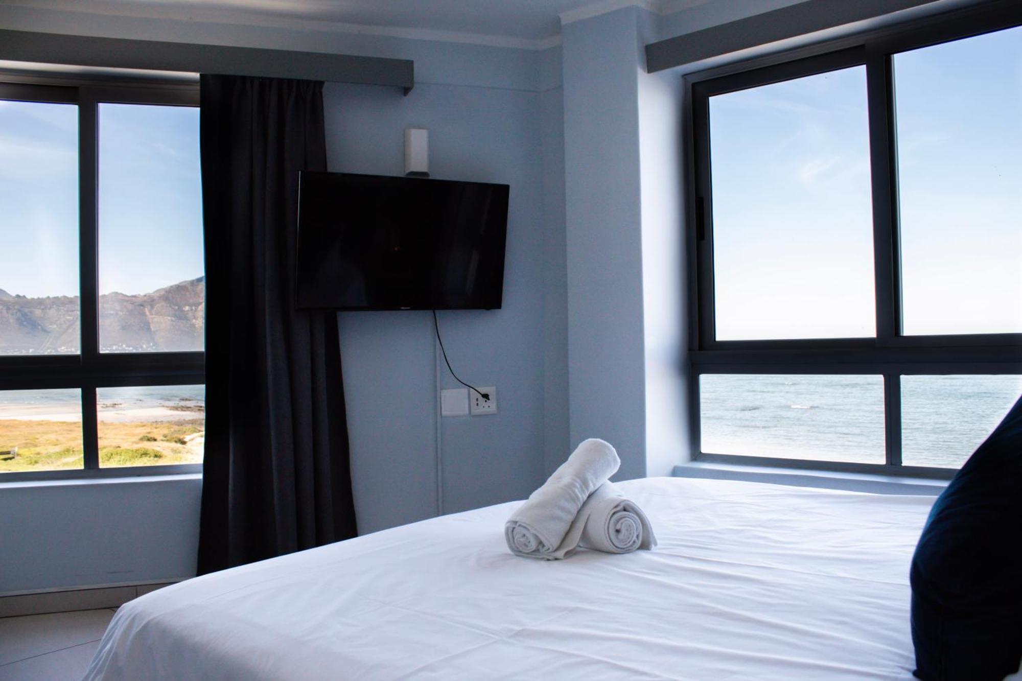 Ocean Breeze Hotel Strand Buitenkant foto